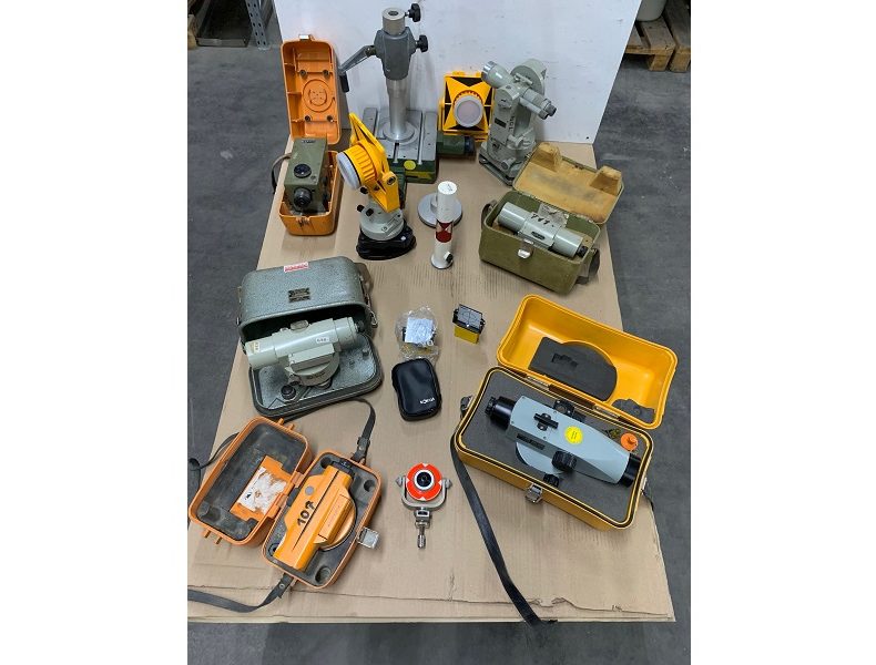 Diverse Nivelliergeräte und Stative